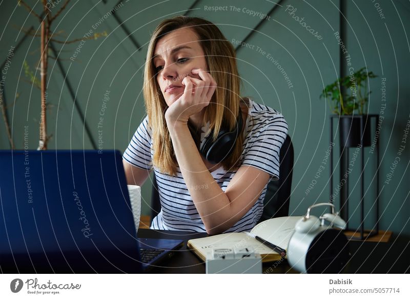 Erschöpfte Frau am Heimarbeitsplatz mit Laptop erschöpft Arbeitsplatz Fernarbeit Überarbeitung Freiberufler beschäftigt Arbeit von zu Hause aus Bildung Computer