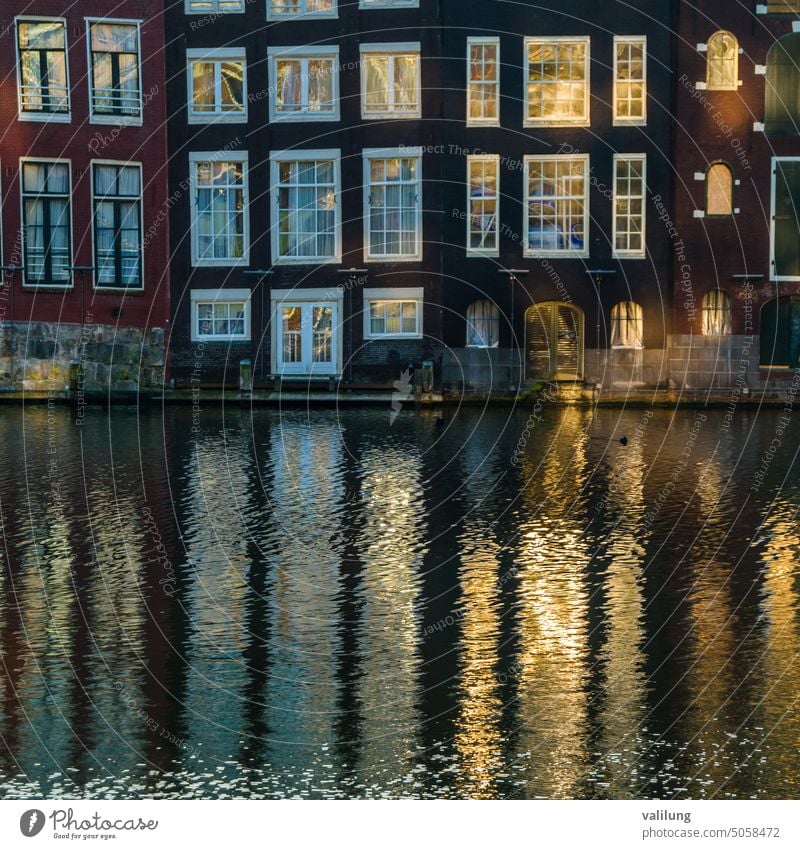 Bunte Häuser entlang der Gracht in Amsterdam, Niederlande holländisch Europa Europäer Architektur Gebäude Kanal Großstadt Stadtbild Farbe farbenfroh