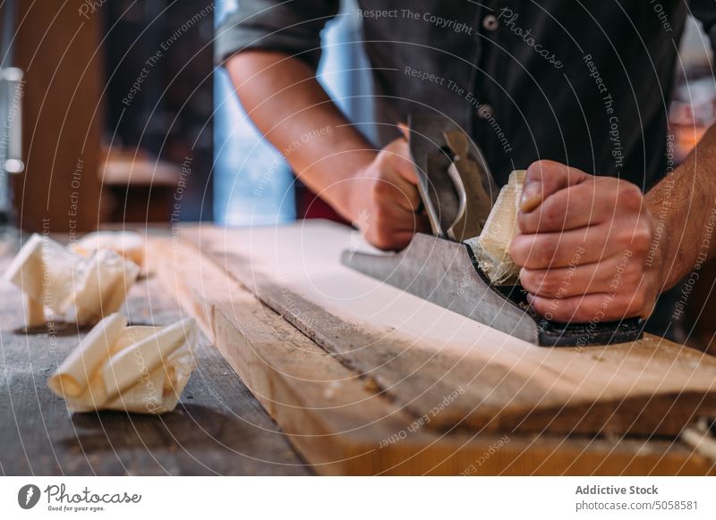 Handwerker beim Hobeln von Holzbrettern in der Werkstatt Mann Tischlerin Ebene Verarbeitung professionell Kunsthandwerker Arbeit Instrument Holzarbeiten