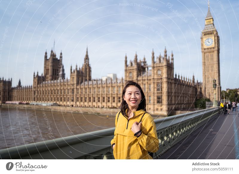 Asiatische Frau auf Brücke über Fluss Lächeln Tourist Glück besuchen erkunden Wochenende Wahrzeichen London Großbritannien vereinigtes königreich England