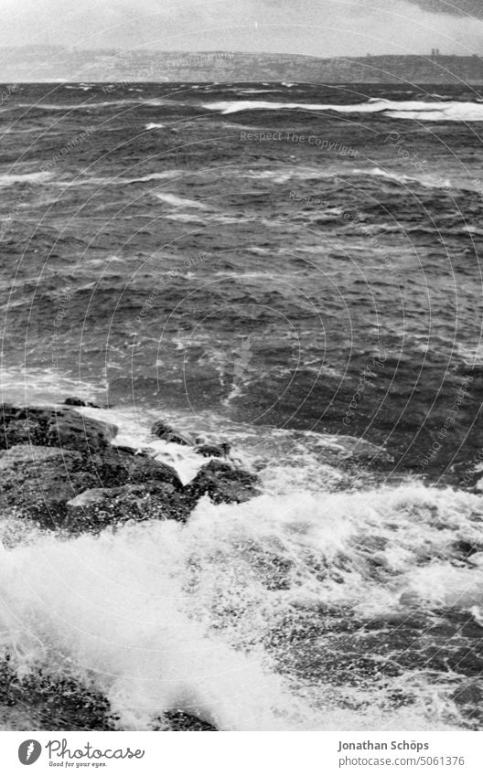 hohe Wellen an der Küste, Akko, Israel Filmmaterial Isreal Korn Naher Osten Reisefotografie Reisen Sommer Süden analog wellen gefahr Sturm Schwarzweißfoto Akkon