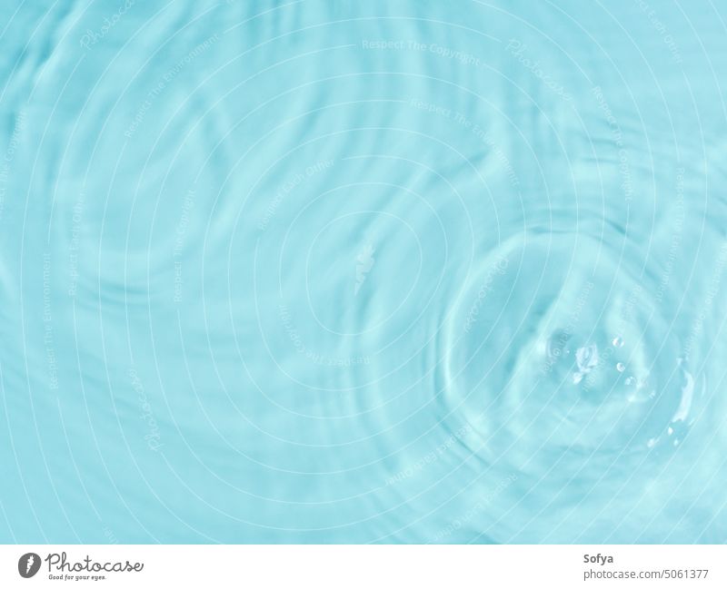 Blaue Wasseroberfläche Farbe Hintergrund mit Kräuseln, Kreise und Tropfen Strand Spa Rippeln Design abstrakt blaugrün Sommer kreisen winken Textur Natur