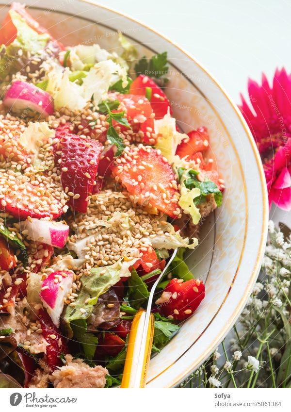 Frischer sommerlicher, gesunder Ballaststoff-Eiweiß-Vitamin-Salat in Schale mit Erdbeeren, Salat, Thunfisch, Tomaten Salatbeilage Sommer Gemüse Beeren Frucht