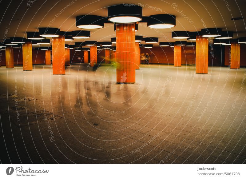 mit vielen Schritten den Untergrund durchqueren orange Säule Orange Architektur Fliesen u. Kacheln retro Beleuchtung Bewegungsunschärfe Schatten Wege & Pfade