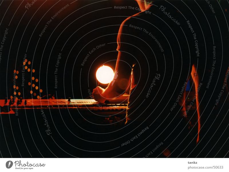 Backstage elektronisch Bühne Musikmischpult Elektrisches Gerät Licht rot Innenaufnahme Schnur Elektronik Scheinwerfer orange