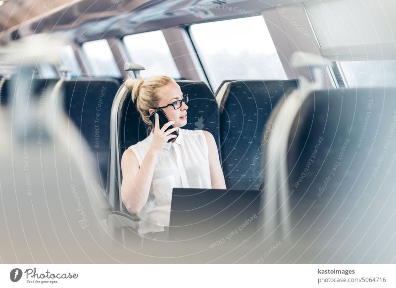 Geschäftsfrau bei der Arbeit, während sie mit dem Zug fährt. reisen reden Frau Telefon Laptop Verkehr Passagier Eisenbahn Reise Business Transport Smartphone