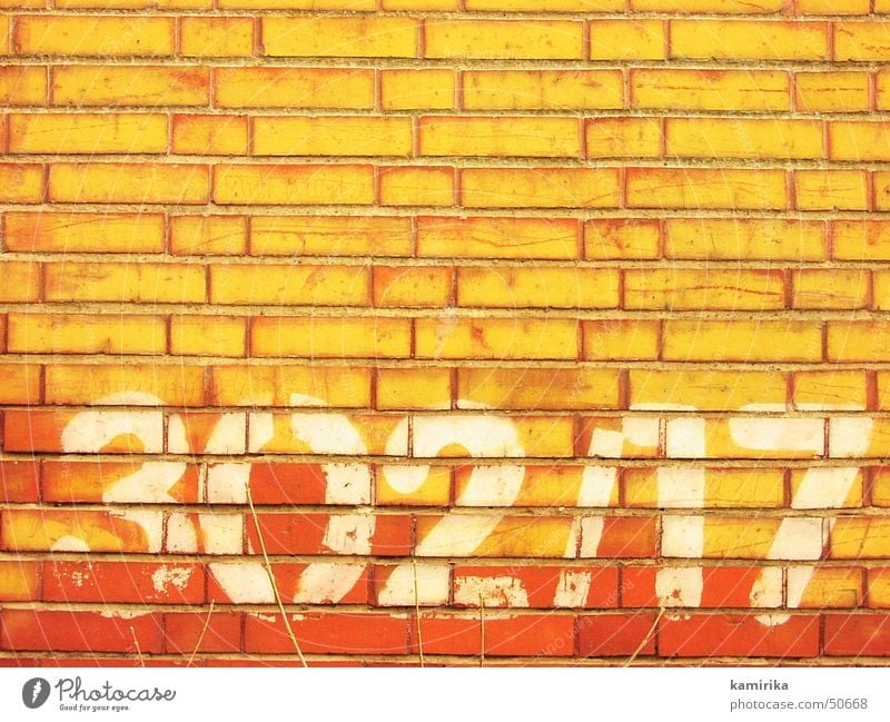 302/17 Wand Mauer Ziffern & Zahlen Backstein rot gelb abstrakt Graffiti graffitti grafitti hell Sonne Schatten