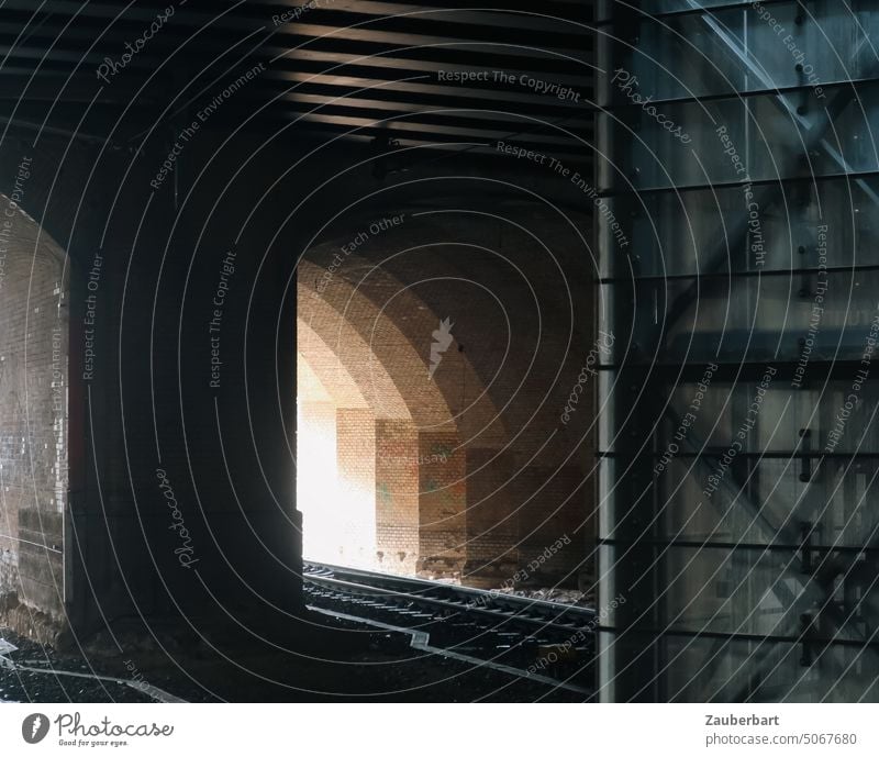 Tunnel, Bahngleise, abgestufte Lichter, Fahrstuhl aus Glas, Ziel Ausweg Ende Ziegel Verkehr Bahnhof Ausfahrt Gleise Schienenverkehr Bahnfahren Hoffnung Weg