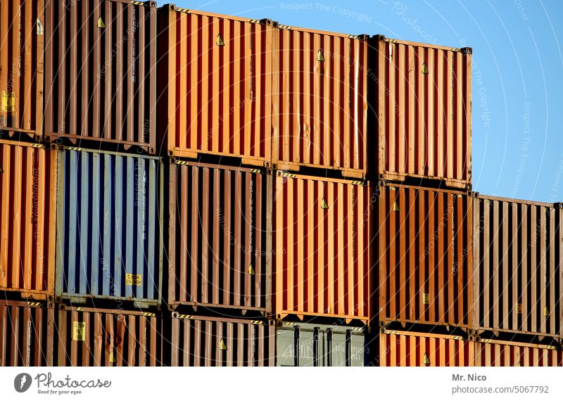 Containerstapel frachtcontainer gestapelt containerstapel containerhafen Containerverladung Güterverkehr & Logistik Hafen Handel Wirtschaft stapeln rot