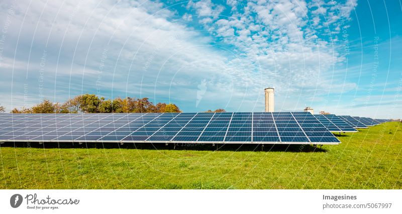 Sonnenkollektoren in einem Feld. Photovoltaik, alternative Stromquelle. Konzept nachhaltiger Ressourcen. Architektur Zelle Klima Landschaft Krise ökologisch