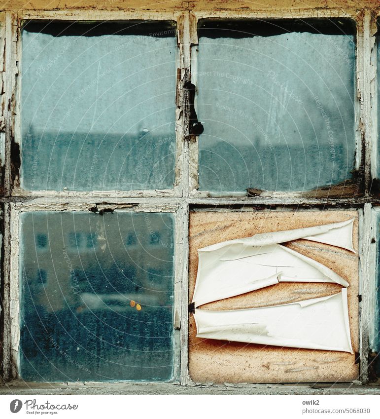 Mattglas Fenster Fensterscheibe Glas abgenutzt Reflexion & Spiegelung Scheibe abstrakt Spuren Nahaufnahme Abdeckung Sichtschutz zugehängt Detailaufnahme