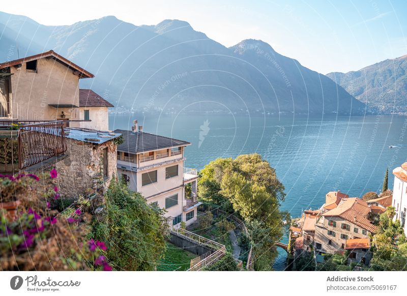 Häuser am Ufer eines malerischen Sees Stadt Berge u. Gebirge Architektur Gebäude Großstadt Hügel Landschaft gealtert Natur Küste Haus Italien Außenseite Sommer