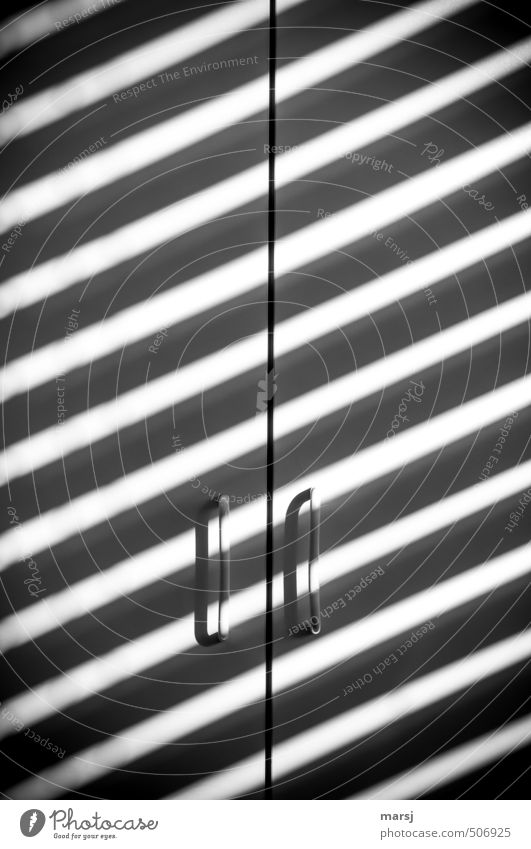 Zebraschrank Möbel Schrankgriff Schranktüren außergewöhnlich dunkel eckig einfach Unendlichkeit kalt schwarz weiß Gelassenheit ruhig Streifen Streifenoptik
