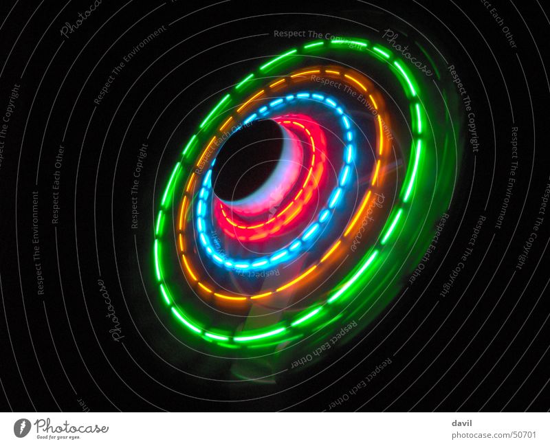 Lichtrad rund dunkel mehrfarbig Ventilator Nacht Elektrisches Gerät Innenaufnahme Kreis Farbe Elektronik Vor dunklem Hintergrund light circle round colorful