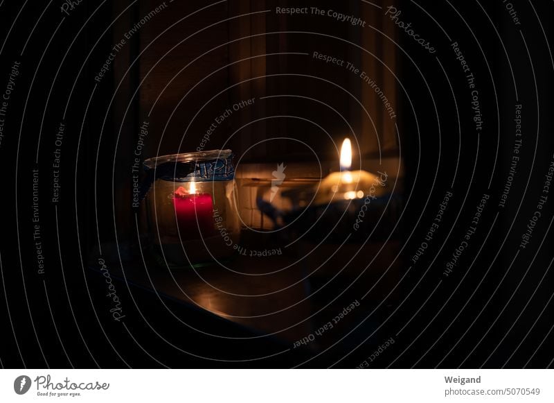 Dunkle Stilllife Szenerie – Fensterbank bei Kerzenschein Atmosphäre am Abend Kerzenhalter Kerze im Glas Rote Kerze Lichterschein Kerzenlicht Abendstimmung