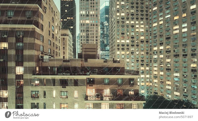 Retrofarben getöntes Bild von Manhattan bei Nacht, New York City, USA. Großstadt retro New York State Gebäude nyc altehrwürdig gefiltert Stadtbild Wolkenkratzer