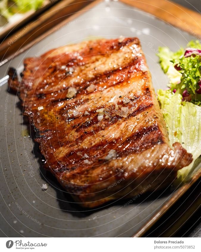 Exquisites, langsam gebratenes Fleisch von höchster Qualität Amerikaner angus Hintergrund Barbecue grillen Rindfleisch Beefsteak Holzplatte Büffel Holzkohle