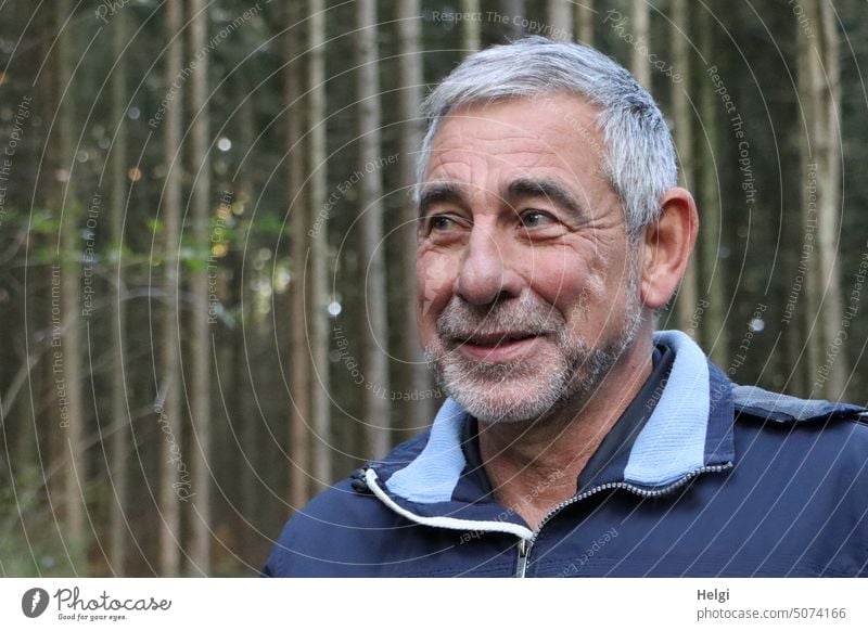 Porträt eines lächelnden Senioren mit kurzem grauen Haar und grauem Dreitagebart in der Natur Mensch Mann Männlicher Senior 60 und älter Erwachsene maskulin