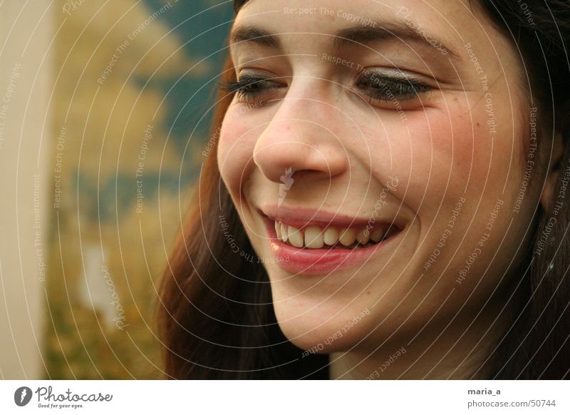 keep smiling lachen lustig Glück Lächeln Junge Frau Jugendliche Porträt Frauengesicht Anschnitt Bildausschnitt Zähne Wegsehen brünett dunkelhaarig langhaarig