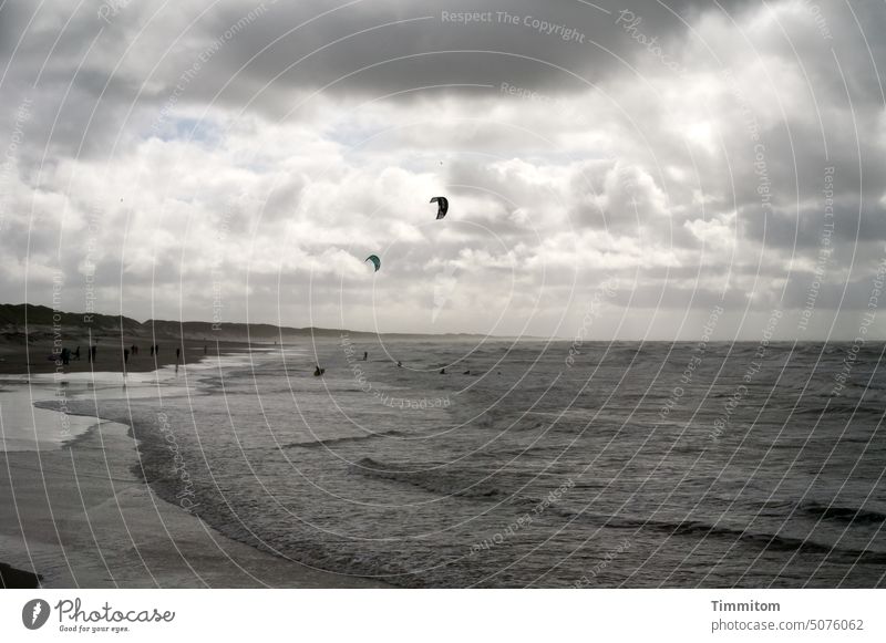 farbreduziert | Bewegung und Sport am Nordseestarnd Wellen Strand Sand Dünen Horizont Wolken Himmel Licht Dänemark Wassersport Kitesurfen