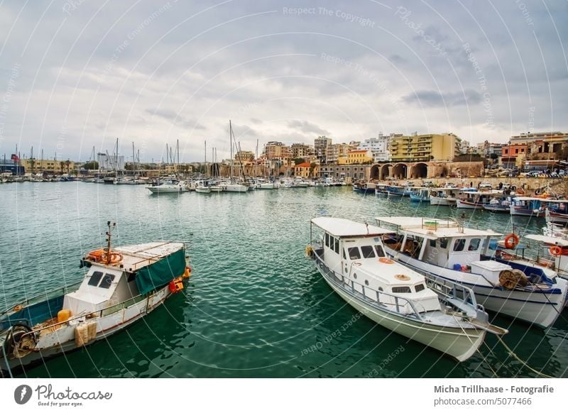 Hafen und Skyline von Heraklion / Insel Kreta Griechenland Boote Yachten Meer Wasser Tourismus Ferien & Urlaub & Reisen Europa Mittelmeer Erholung Häuser