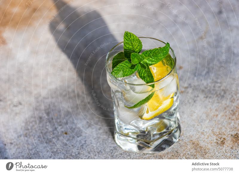 Ein Glas Zitronenwasser mit Minze Hintergrund Getränk Cocktail Tag Diät trinken frisch Gesundheit Limonade Lifestyle organisch Erfrischung reif serviert