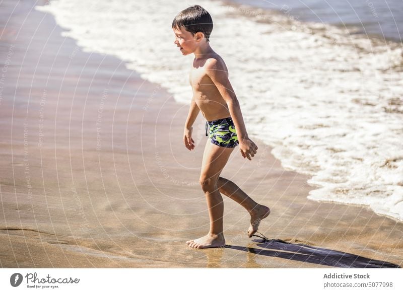 Kleine Jungen spielen im Wasser Kind laufen MEER Sand Glück Sommer Feiertag Badebekleidung winken Strand Vorschule Aktivität ohne Hemd Urlaub Meer schwimmen