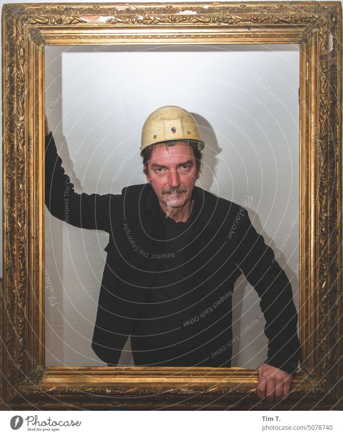 Arbeiter mit Helm im Goldenen Rahmen lars Mann Mensch Arbeit & Erwerbstätigkeit Farbfoto Baustelle Handwerker Industrie Werkzeug Beruf Arbeitsbekleidung Bauwerk