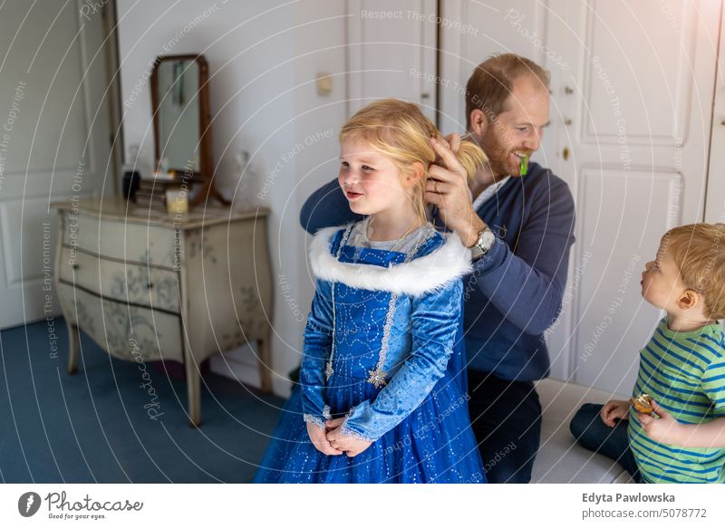 Vater kämmt das Haar seiner Tochter moderne Männlichkeit genderblend reales Leben echte Menschen Bonden Familie im Innenbereich qualitätsvolle Zeit Haus