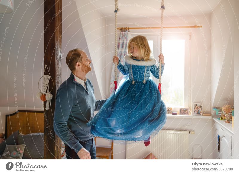 Vater spielt mit seiner Tochter zu Hause moderne Männlichkeit genderblend reales Leben echte Menschen Bonden Familie im Innenbereich qualitätsvolle Zeit