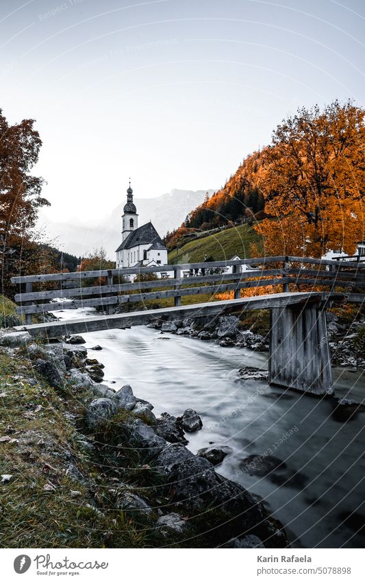 Kirche in Ramsau, Berchtesgaden in Herbst Berchtesgadener Alpen Berchtesgadener Land Ramsau bei Berchtesgaden Bayern Tourismus Tag Berge u. Gebirge wandern