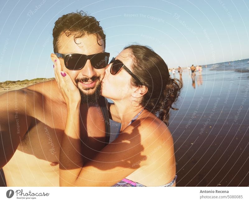 Selbstporträt eines mittelalten Paares am Strand Selfie Kuss Huelva Andalusia Spanien Menschen Person Lebensstile posierend Porträt Lächeln Glück im Freien