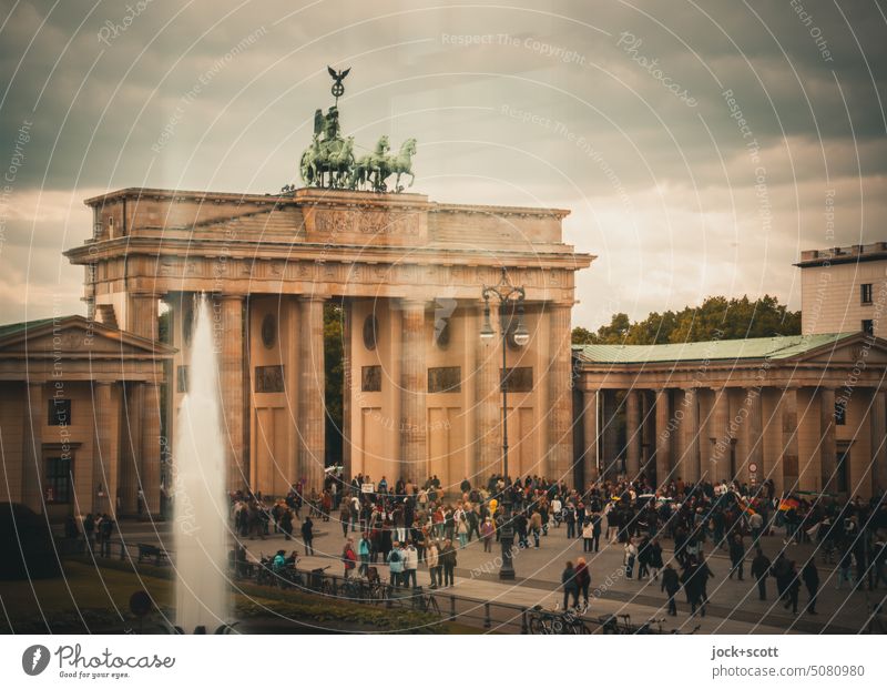 Touristen besichtigen das Brandenburger Tor Sehenswürdigkeit Wahrzeichen Sightseeing Pariser Platz Stadtzentrum Städtereise Berlin-Mitte Hauptstadt historisch