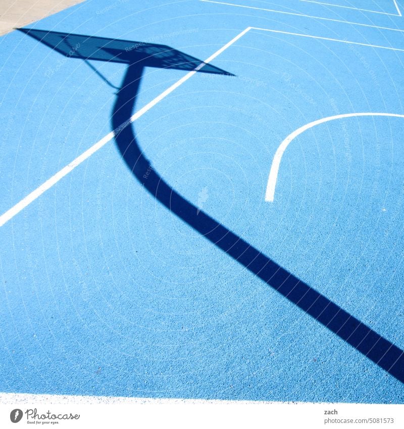 Sportplatz Basketball Basketballplatz Ballsport Basketballkorb Sportstätten Freizeit & Hobby Spielen Sport-Training sportlich Menschenleer blau Linie Schatten