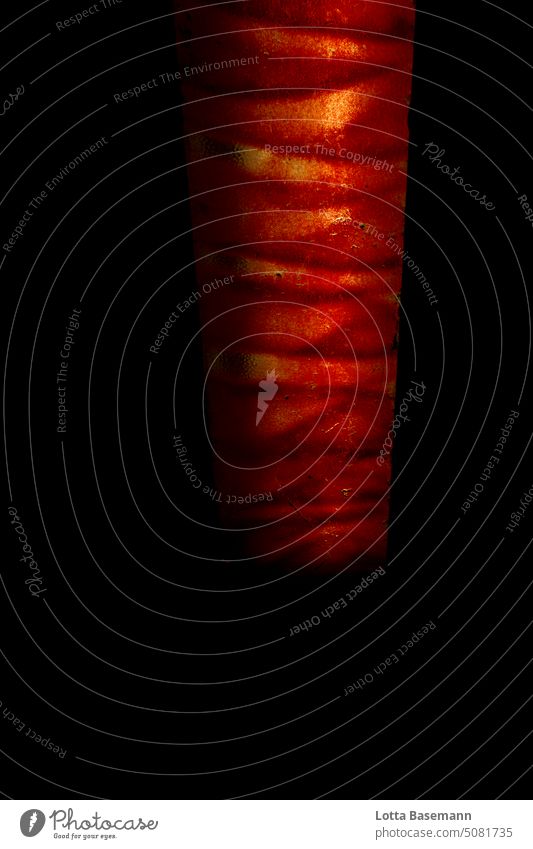 Rot im Dunkeln rot schwarz rätselhaft Muster abstrakt düster dunkel Farbe Außenaufnahme Detailaufnahme Licht Hintergrundbild Menschenleer Design Farbfoto