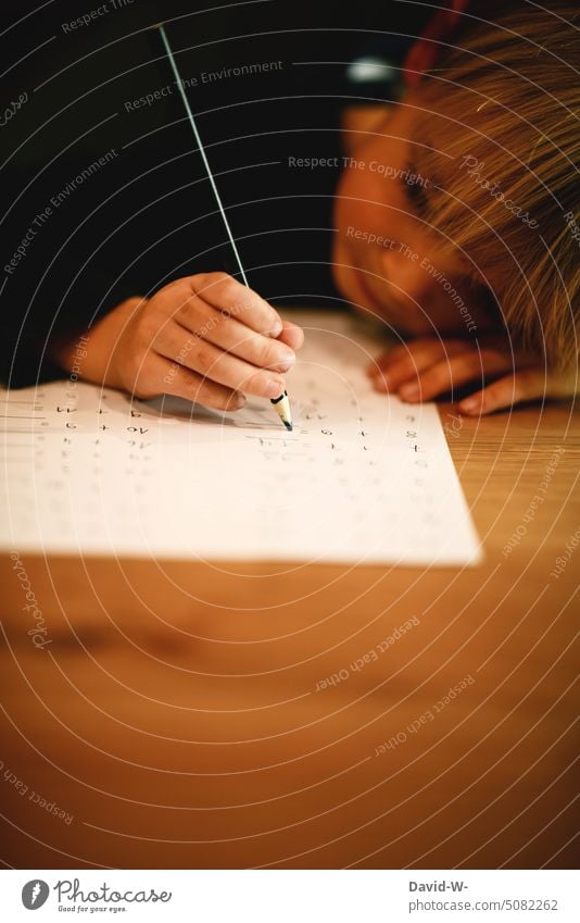 kleiner Junge bei den Hausaufgaben Kind lernen Bildung Schule Stift rechnen Mathematik übung macht den meister Konzentration Vorschule denken schreiben