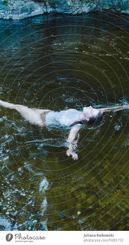 Frau schwimmt in einem kalten See Schwimmen & Baden Wasser Sommer schwimmen Ferien & Urlaub & Reisen blau Meer Wellen tauchen nass Erholung Idylle Junge Frau