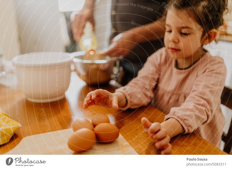 Kind pflückt Eier Kindheit Kommissionierung Essen zubereiten Koch Vorbereitung Backwaren heimwärts Rezept Spaß Lebensmittel Küche authentisch Bäckerei Teigwaren