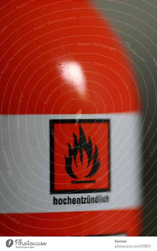 hochentzündlich rot Flasche Gas Brand singnal Zeichen Hinweisschild Warnhinweis brennbar