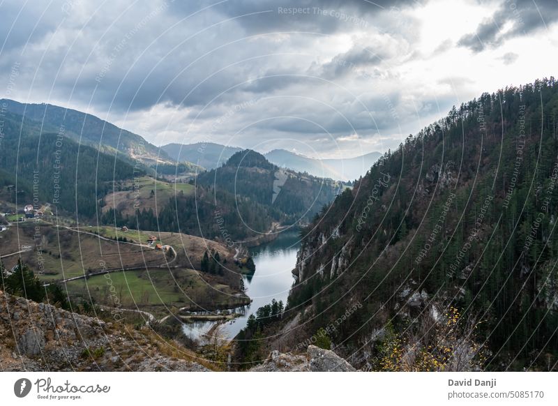 Tara-Nationalpark in Serbien Anziehungskraft Herbst Balkan blau Wolken wolkig farbenfroh Ausflugsziel Drina Umwelt Europa fallen Wald grün wandern Hügel