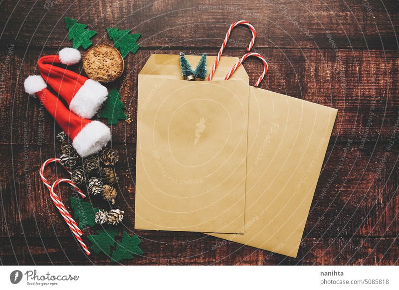 Traditionelle und rustikale Mockup flach legen von Weihnachten Thema flache Verlegung Attrappe Hintergrund Holz Kuvert Postkarte Brief retro Flachlegung