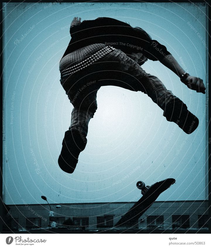 Stripped Skateboarding springen Meerstraße Trick boy