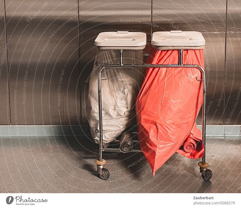 Abfallsammler mit zwei Mülltüten, gefüllt mit Verbandsmaterial, vor einem  Wandschrank aus Metall in einem Krankenhaus - ein lizenzfreies Stock Foto  von Photocase