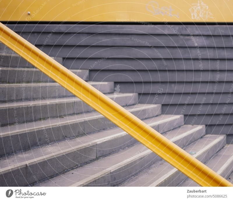 Gelbes Treppengeländer, Treppenstufen, gestreifte Fassade einer Brücke Geländer gelb Stufen Beton modern Architektur Europacity architektonisch abstrakt