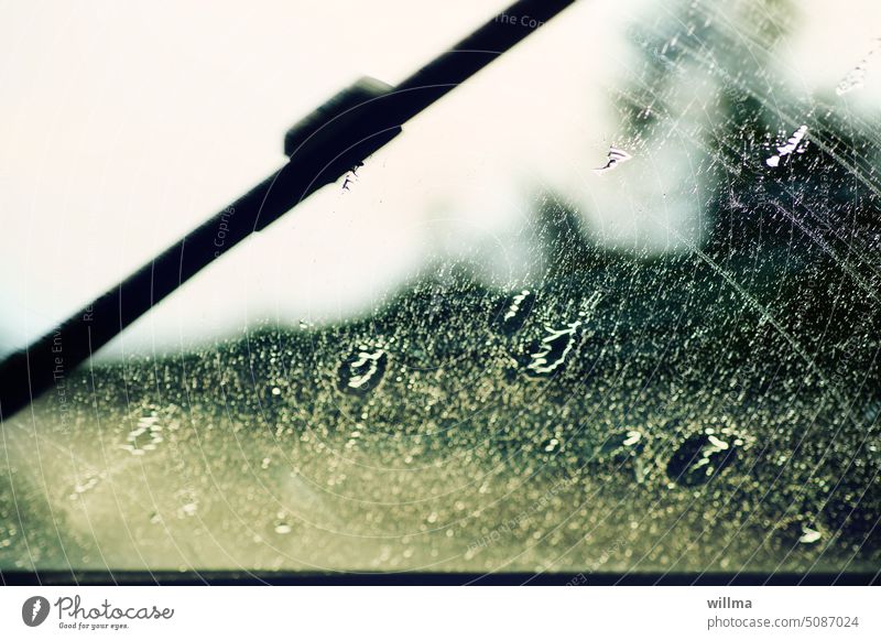 Flachbalkenwichser Windschutzscheibe Scheibenwischer schlechte Sicht Mistwetter Regenwetter Flachbalkenwischer Regentropfen Autofahren schlechtes Wetter