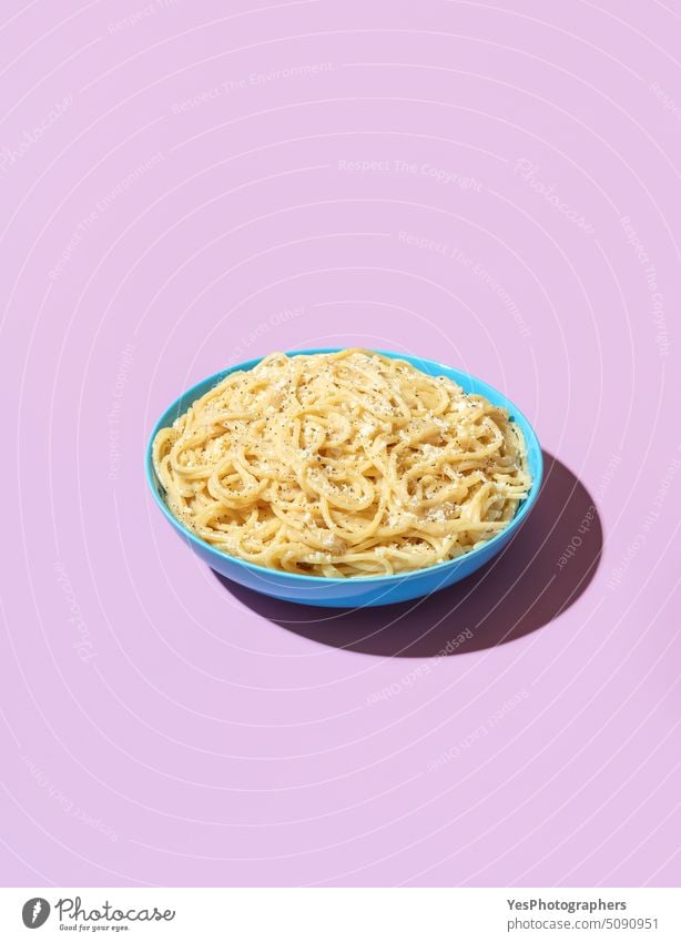 Spaghetti cacio e pepe in einer Schüssel auf lila Hintergrund oben Schalen & Schüsseln hell Kohlenhydrate Käse Farbe gekocht Textfreiraum kreativ Küche