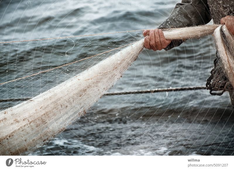 Bei stürmischer See holt der Fischer das Netz ein Fischfang Fischernetz Hand fischen Fischereiwirtschaft fangen Netzwerk Arbeit & Erwerbstätigkeit Meer Ostsee