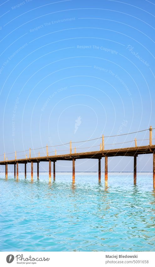 Bild einer hölzernen Seebrücke, Ägypten. Pier Anlegestelle Meer MEER Himmel minimalistisch Landschaft Rotes Meer Marsa Alam winken Wasser im Freien Natur Urlaub