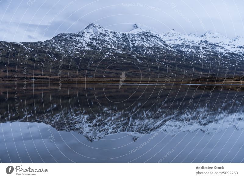 Majestätische Berge der Ostfjorde in Island in der Nähe des Sees Berge u. Gebirge majestätisch Wasser Kristalle reflektieren riesig Schnee wolkig trist Himmel