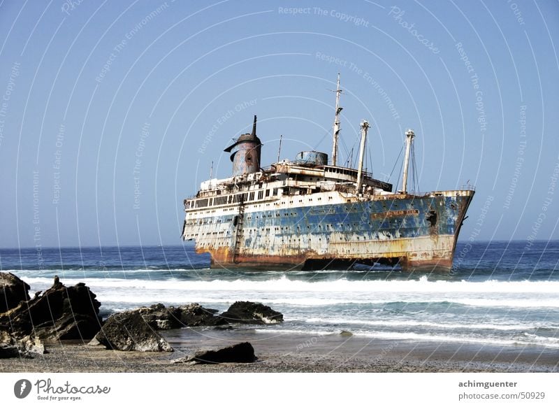 Pech gehabt Fuerteventura Wasserfahrzeug Wellen Meer Strand Brandung Küste Sonne American Star gefährlich Sand Stein Rost bedrohlich geisterschiff gebrochen